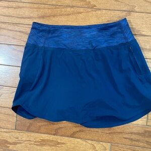 Like new Outdoor voices Hudson skirt size small. Navy